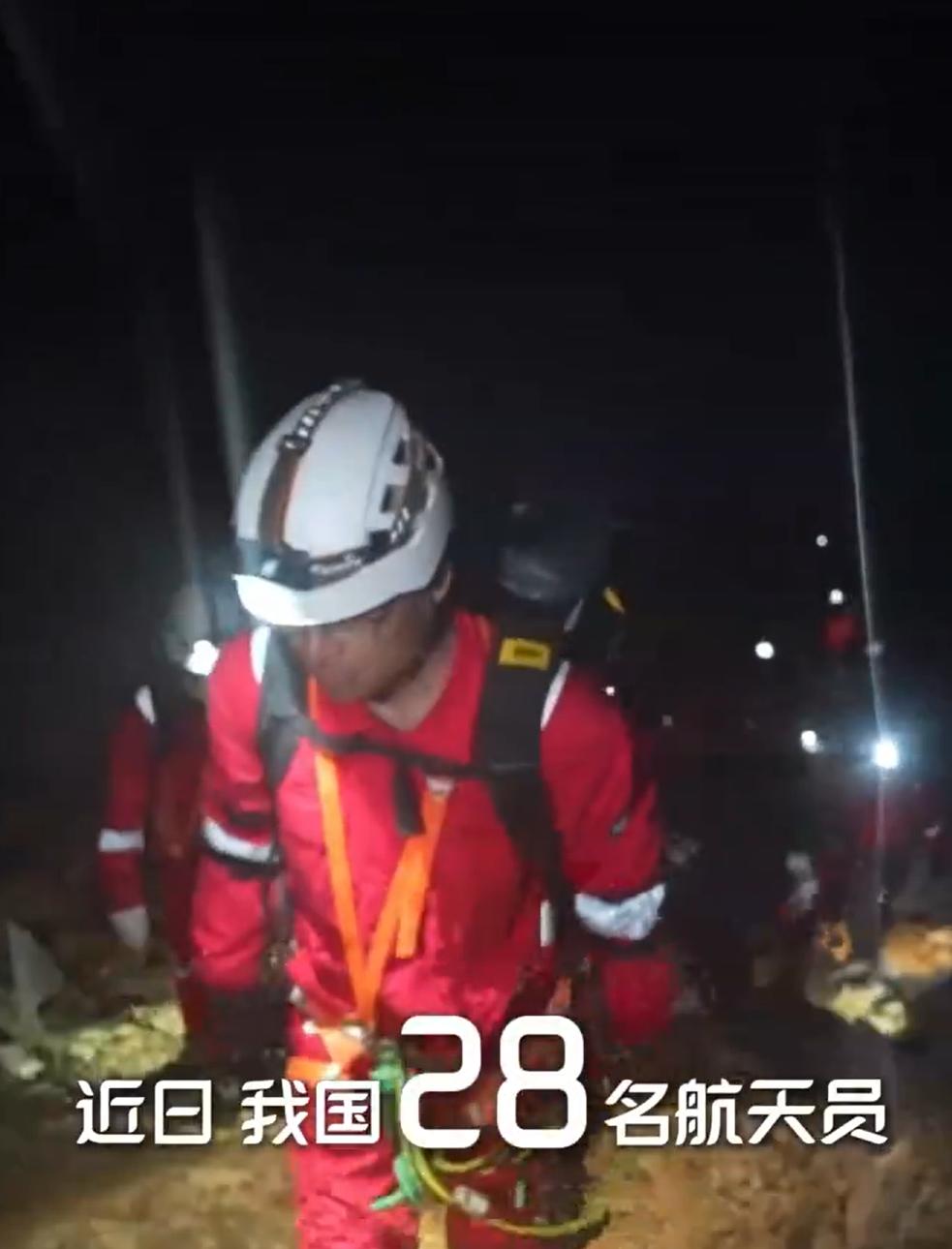 这是要为登月做准备了吧？我国的28名航天员，在重庆市武隆区的某个洞穴里，轮流