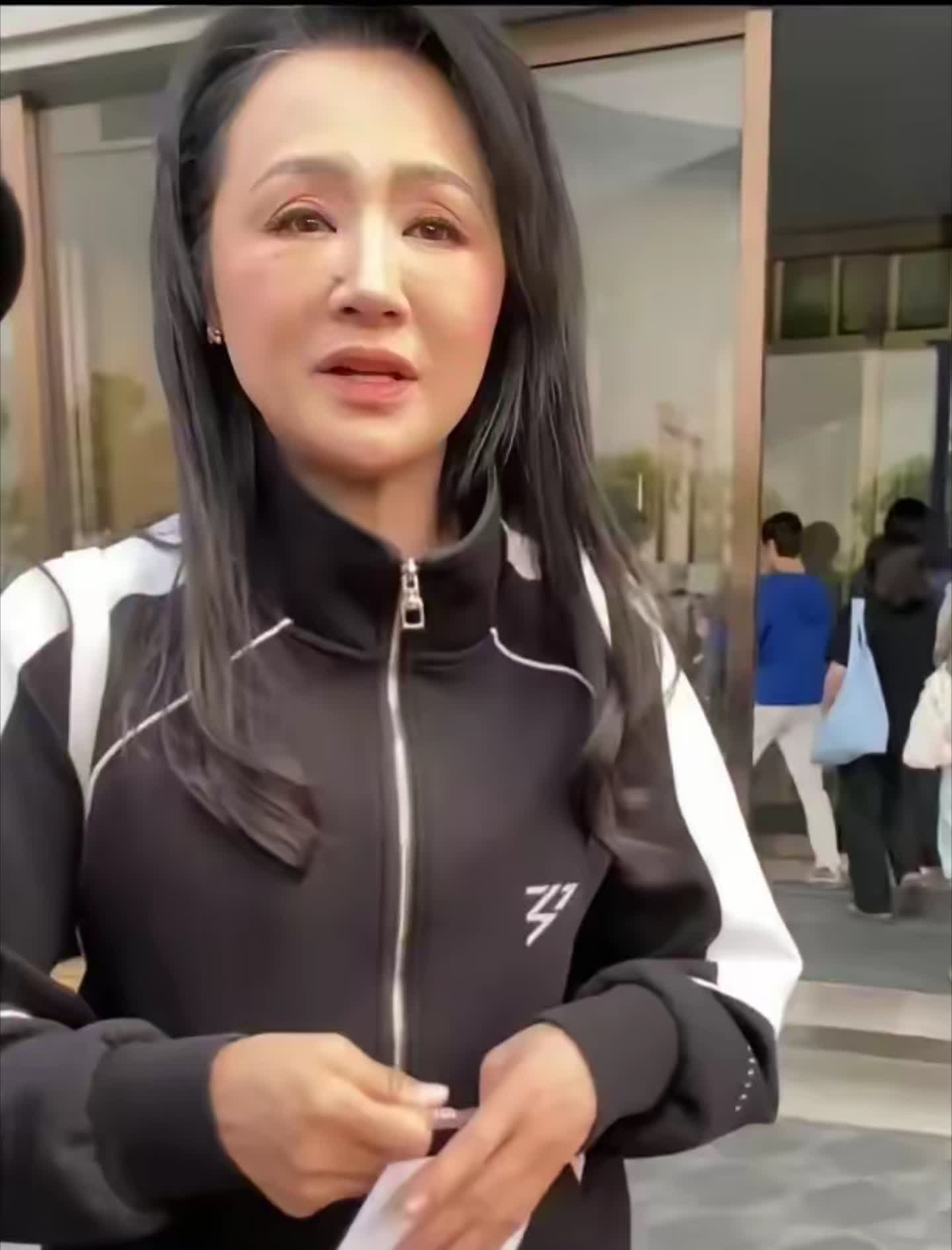 有点不敢相信自己的眼睛，真实不加美颜的曹颖已经老成了这个样子！但这才是现