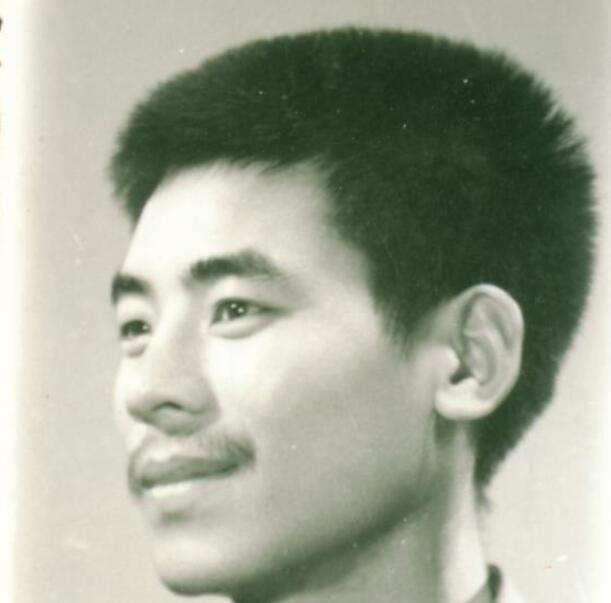 麻栗坡烈士陵园里，一排排墓碑顺着山坡铺开。王仁先也长眠在这里。碑上的文字很短：江