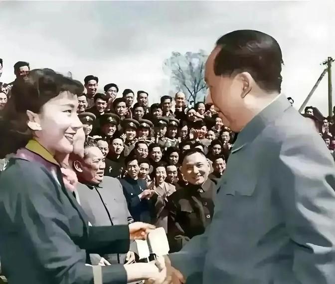 毛主席接见影视明星夏梦时的合影！夏梦，原名杨濛，1933年出生在上海一个书香门