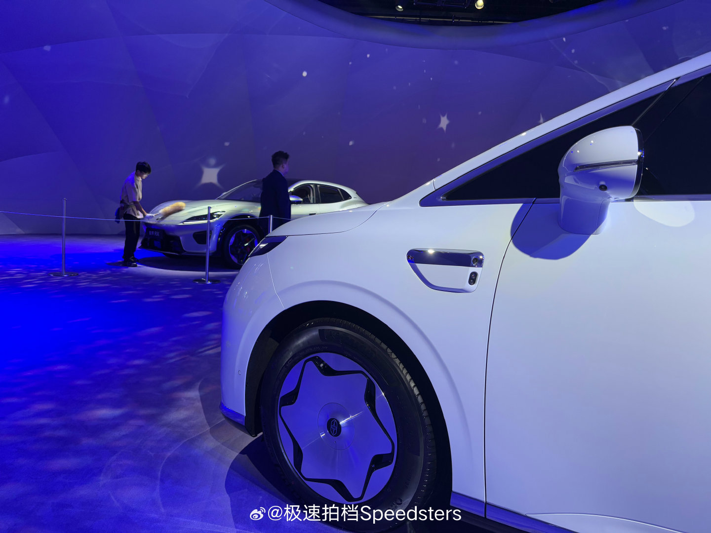 鸿蒙智行的第三款MPV享界V8亮相车成都车展，这车跟之前鸿蒙智行两款偏商务风格MPV设计不太一样，明