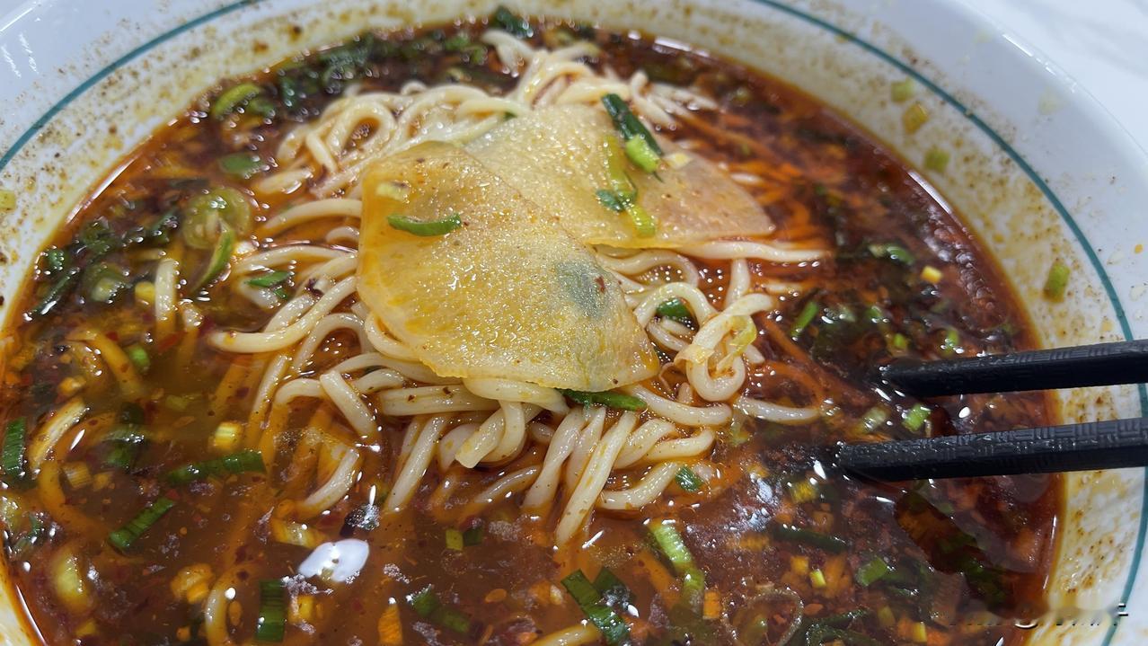 一直很好奇，兰州牛肉拉面里为什么有萝卜！以前人们常说，牛肉拉面里，很少有牛肉，