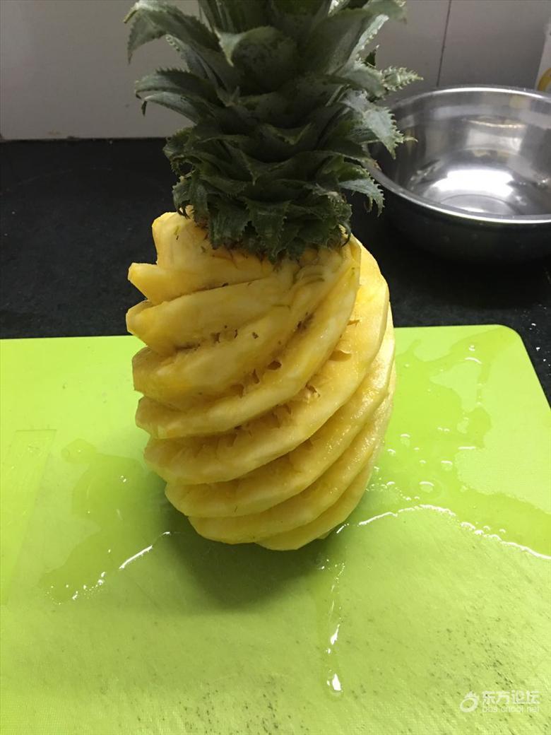 菠萝去皮切块 ,菠萝心那一部分用料理机打成泥.