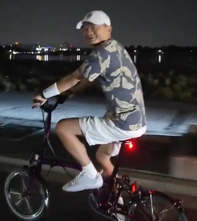 7月17日晚，网友偶遇马云西湖夜骑。视频显示，马云头戴白色棒球帽，身穿运动短袖