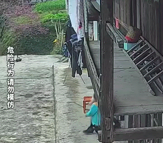 万万没有想到，湖北恩施，一孩子给妈妈说要玩烟花，让妈妈给他点一根，此时妈妈也没多