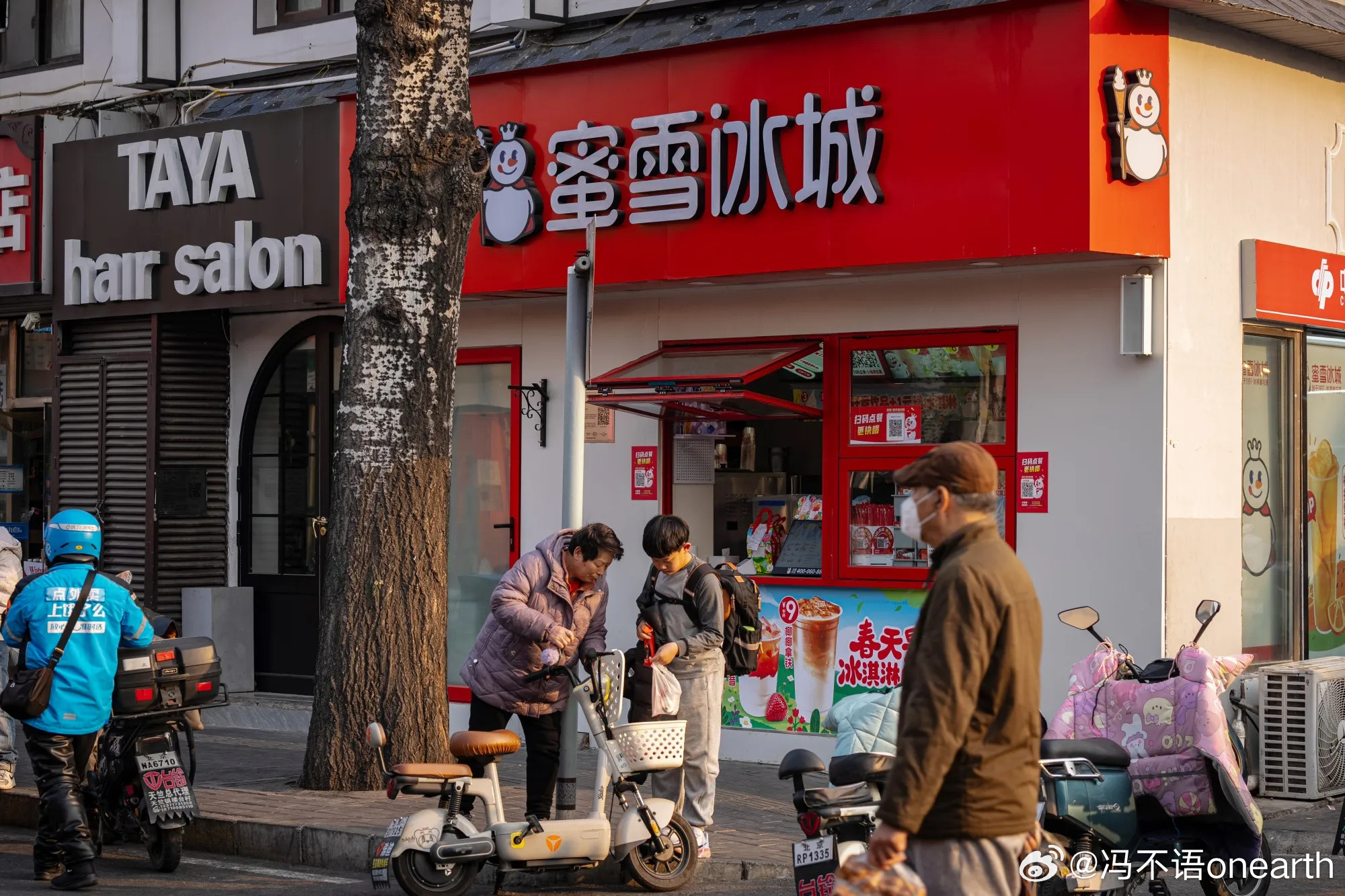 自2025年6月高点以来，蜜雪冰城股价已下跌近一半。UBS在1月份