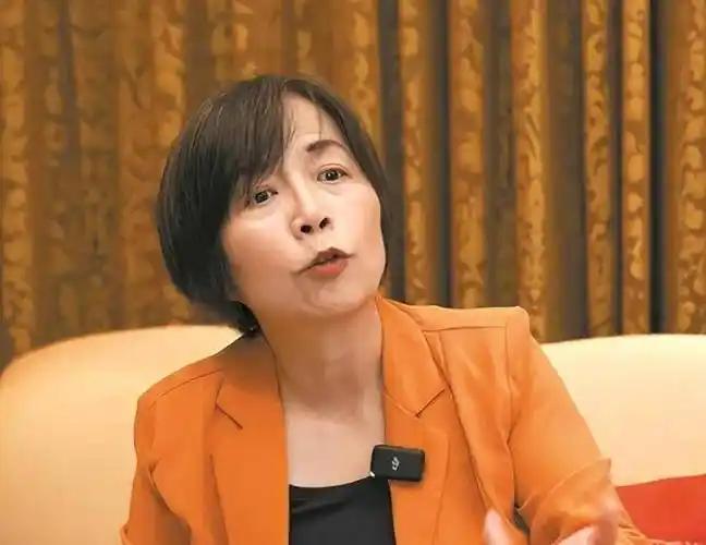 最近关于黄智贤的立场改变问题，很多统派都发文表示惋惜遗憾！他们惋惜的是一起在