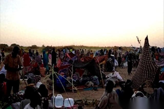 你知道最讽刺的是什么吗？是这场屠杀，连天上的卫星都看得一清二楚。那片土地上密