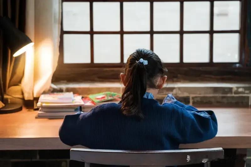 现在高中休学的孩子越来越多，这可不是个小问题。《2024儿童青少年抑郁治疗与康复