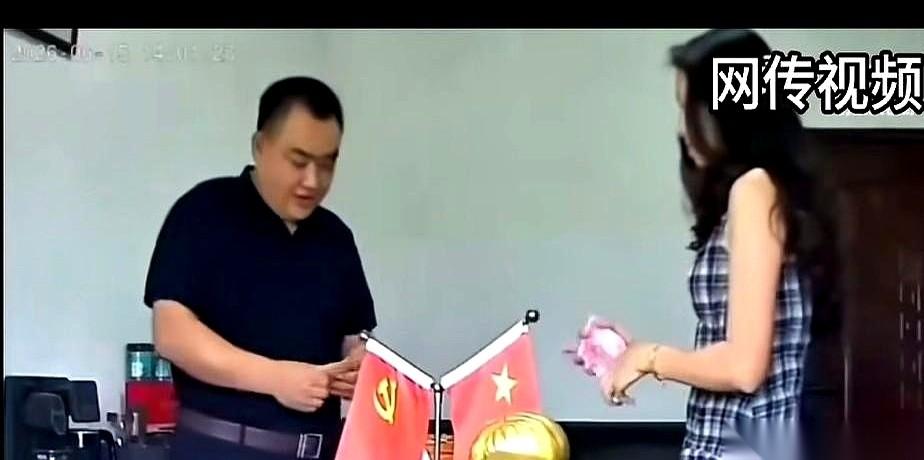 最骚的操作，是用自己办公室的监控，直播自己怎么收钱。那画面，人来人往，跟赶集似