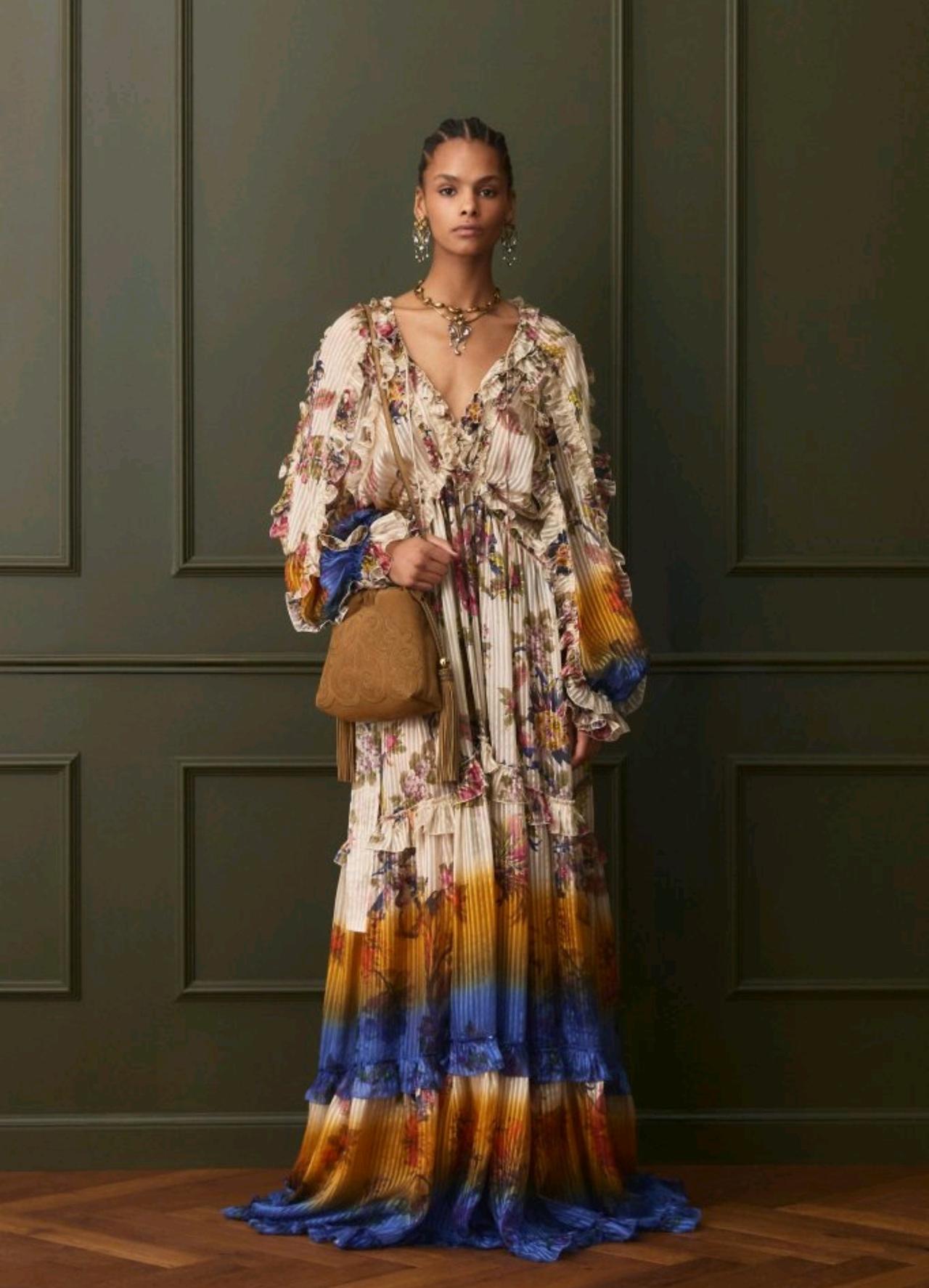 Etro2026早秋系列中，品牌标志性的佩斯利花纹迎来了全新的演绎方式。设计师