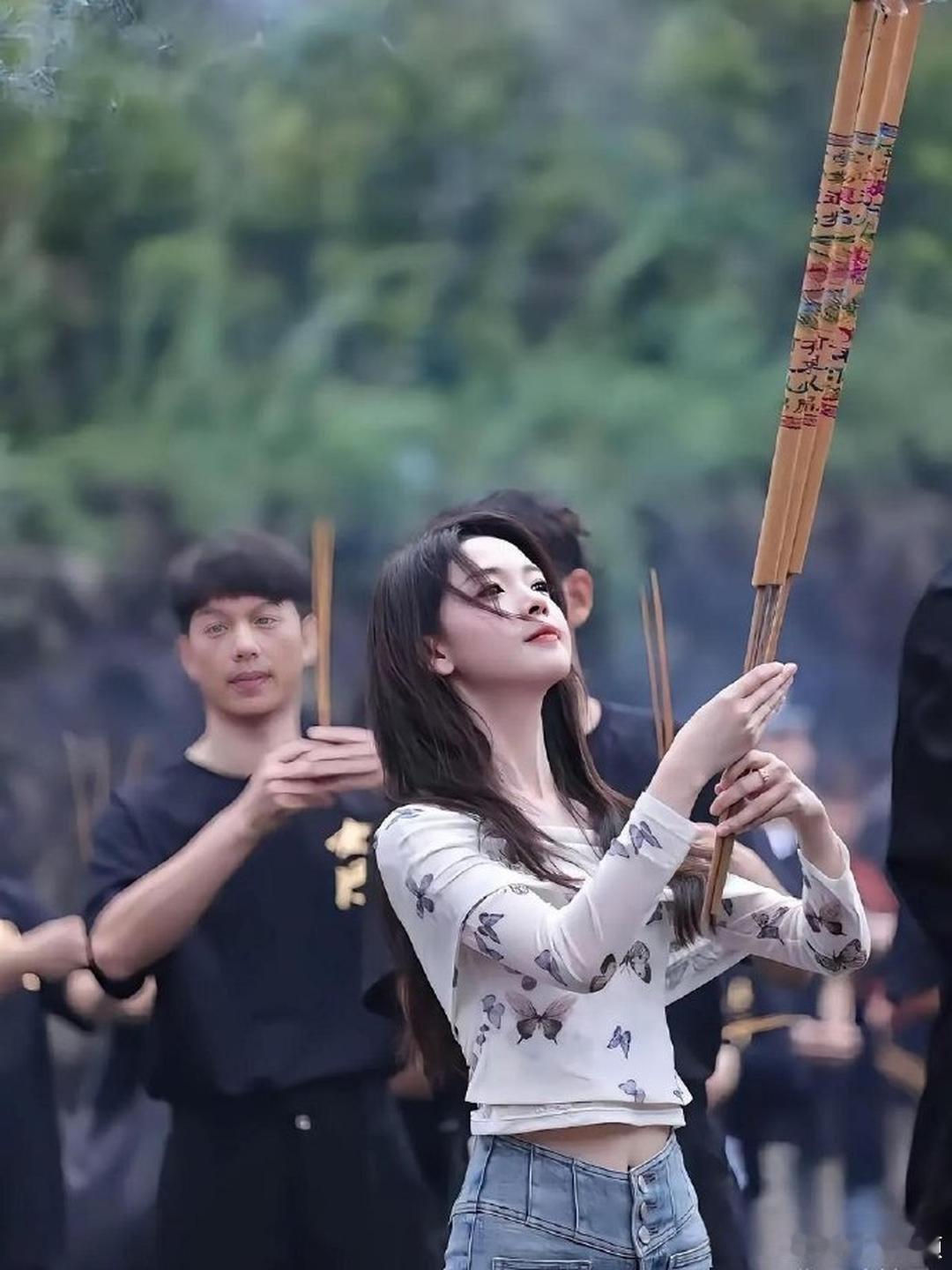 陈瑶终于进剧组了，感觉她的身材真好好，一直看着她的脸忘记她的身高了​​​