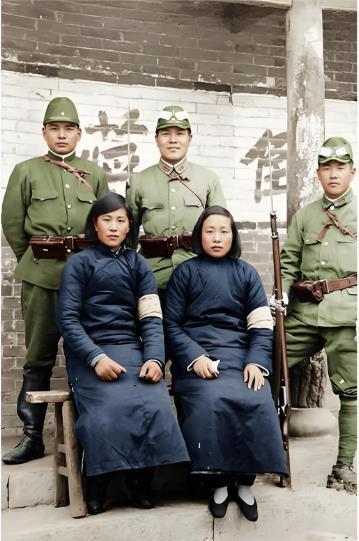 这张照片是侵华日军“伪亲善”宣传，画面中，三名身着军装的日军，与两名佩戴袖章的中