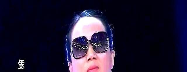 女子和情人在车里亲热到一半，突然被车窗外的人影吓得一激灵丈夫那张铁青的脸