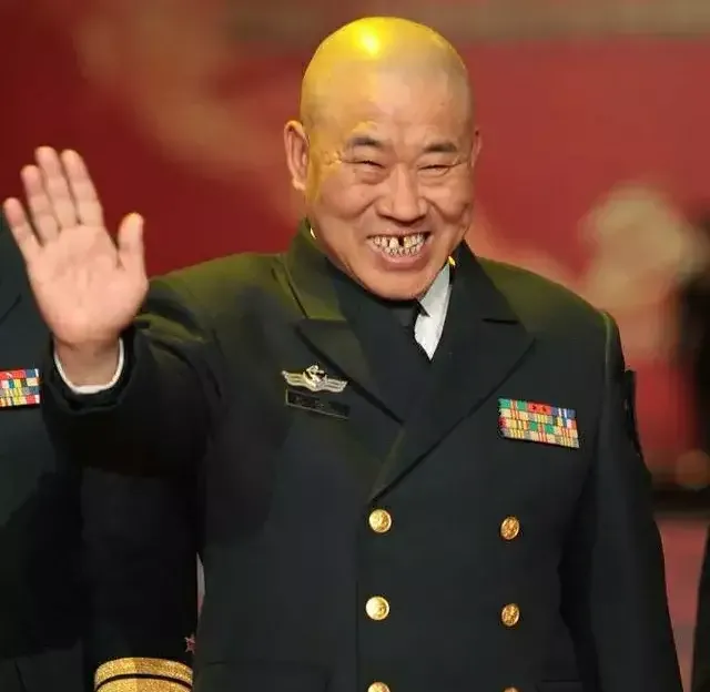 有一次，杜旭东拍完戏，投资方就说：杜老师，财务今天不在，得等到明天才能结算。要是