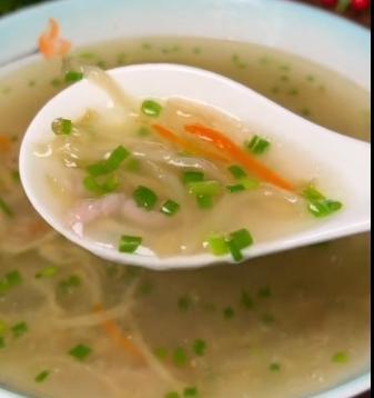 今天吃到一个丧心病狂的汤——榨菜肉丝汤。今天去同事家吃饭，同事是浙江宁波人，她