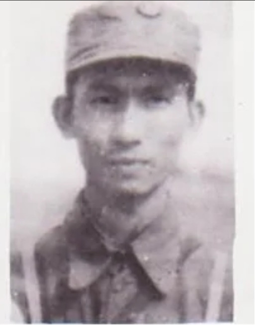 1942年，八路军营长率部打了胜仗，一个警卫员拿着刚缴获的手枪，兴致冲冲地跑了过
