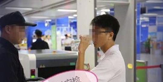 “穷疯了？”广州男子乘坐地铁过安检，被工作人员要求喝一口携带的瓶装水。可男子喝完
