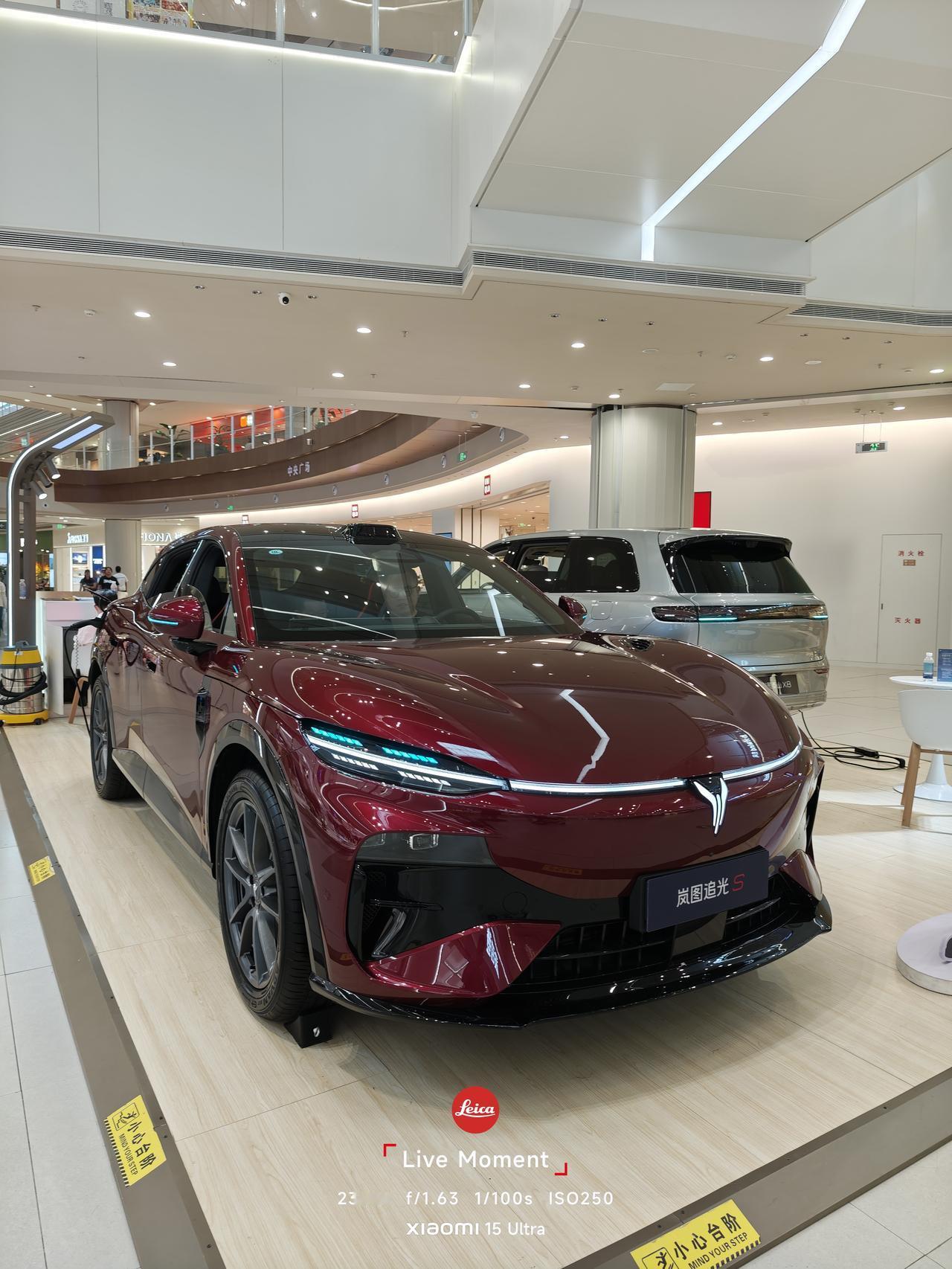 看完了这辆国产车，我真的坐不进ModelY了今天逛商场被一台红色岚图追光S钉