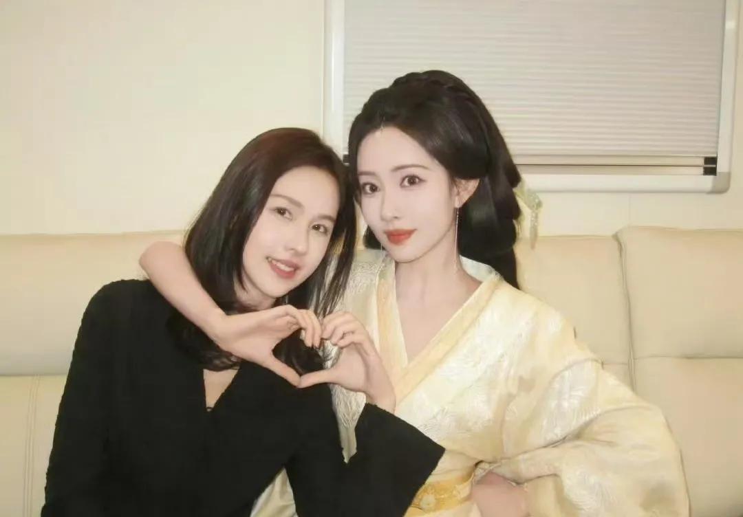 陈都灵探班孟子义，两位美女姐姐贴贴抱抱，好温柔好养眼，对我的眼睛非常友好！
