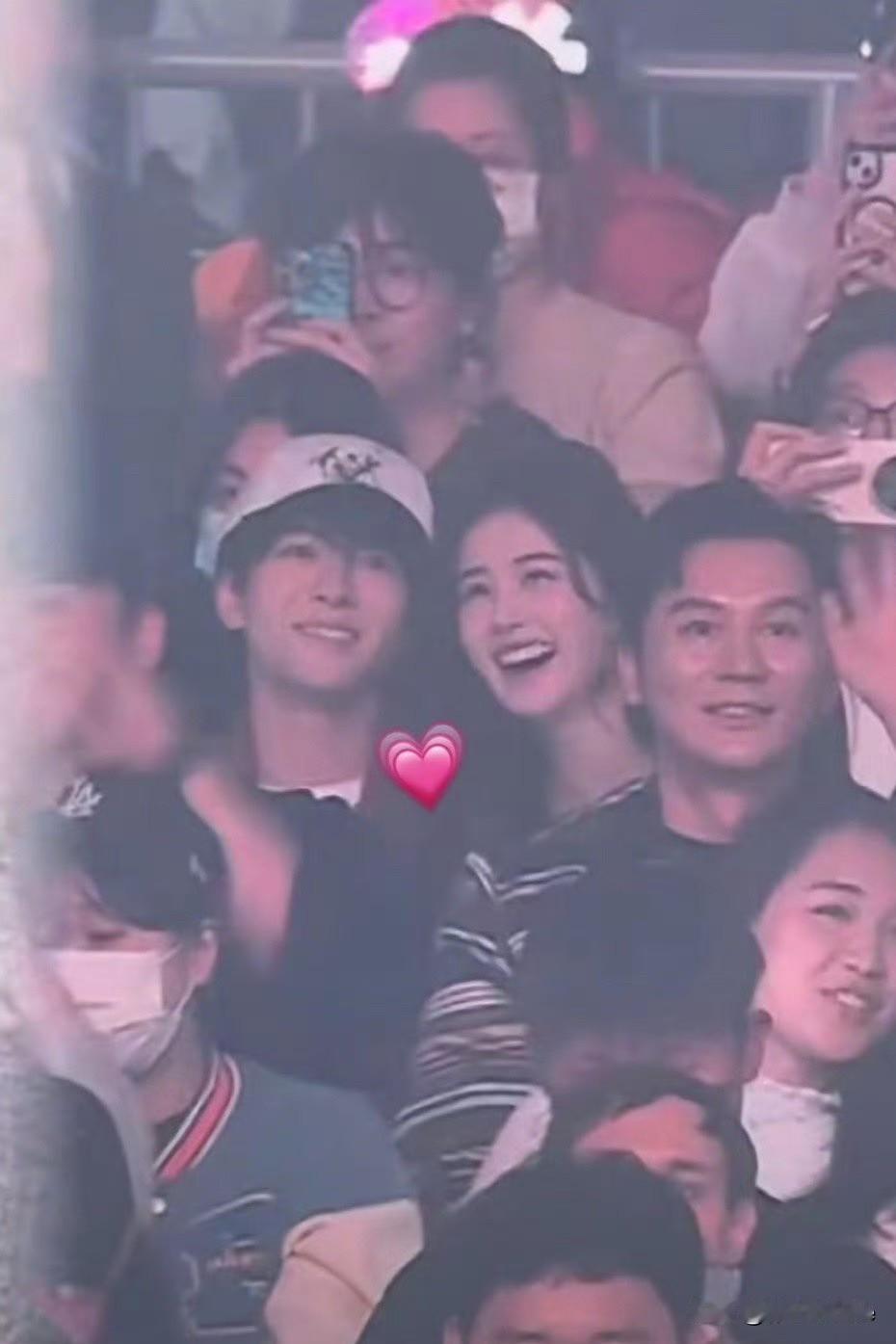 2月22日，白鹿曾舜晞近期多次私下同框两人头靠头笑容灿烂看宋雨琦演唱会，结伴逛