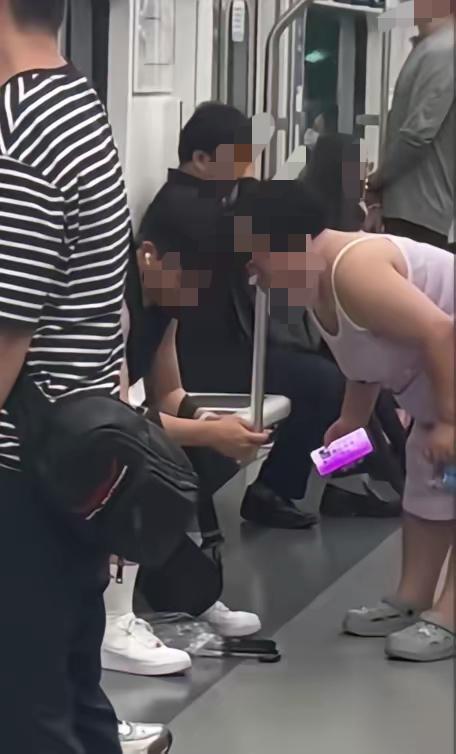 在地铁上看到帅哥云集，本以为能享受一场养眼之旅，谁知道穿吊带的胖大妈突然开启