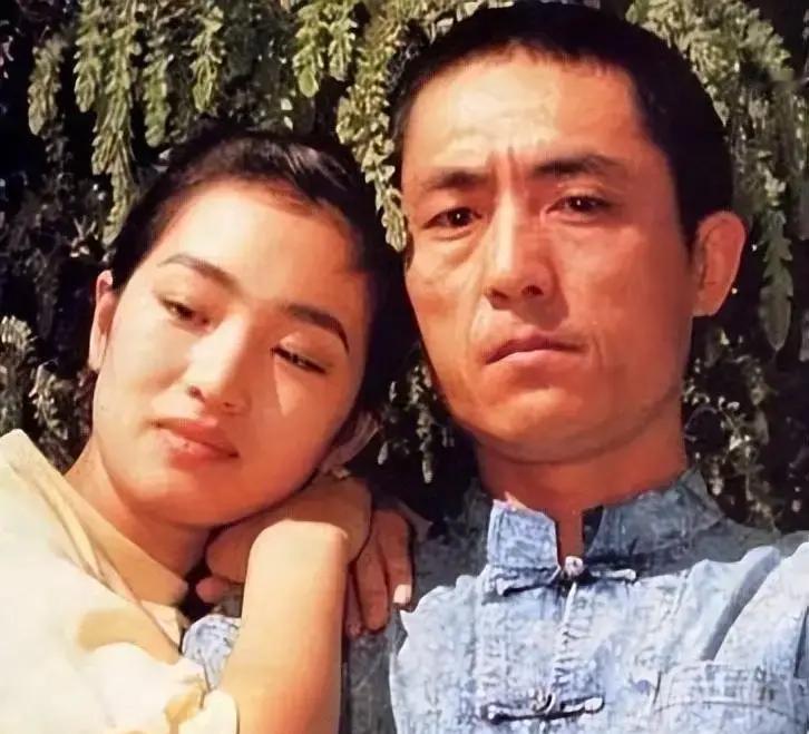 8年不娶，巩俐29岁转身那张1994年的旧照里，她站得笔直，张艺谋低头点烟