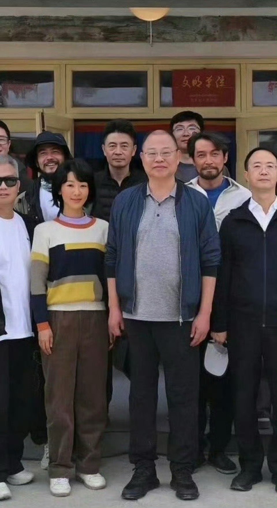 胡歌和杨紫两个人新剧剧照，看起来土土的​​​