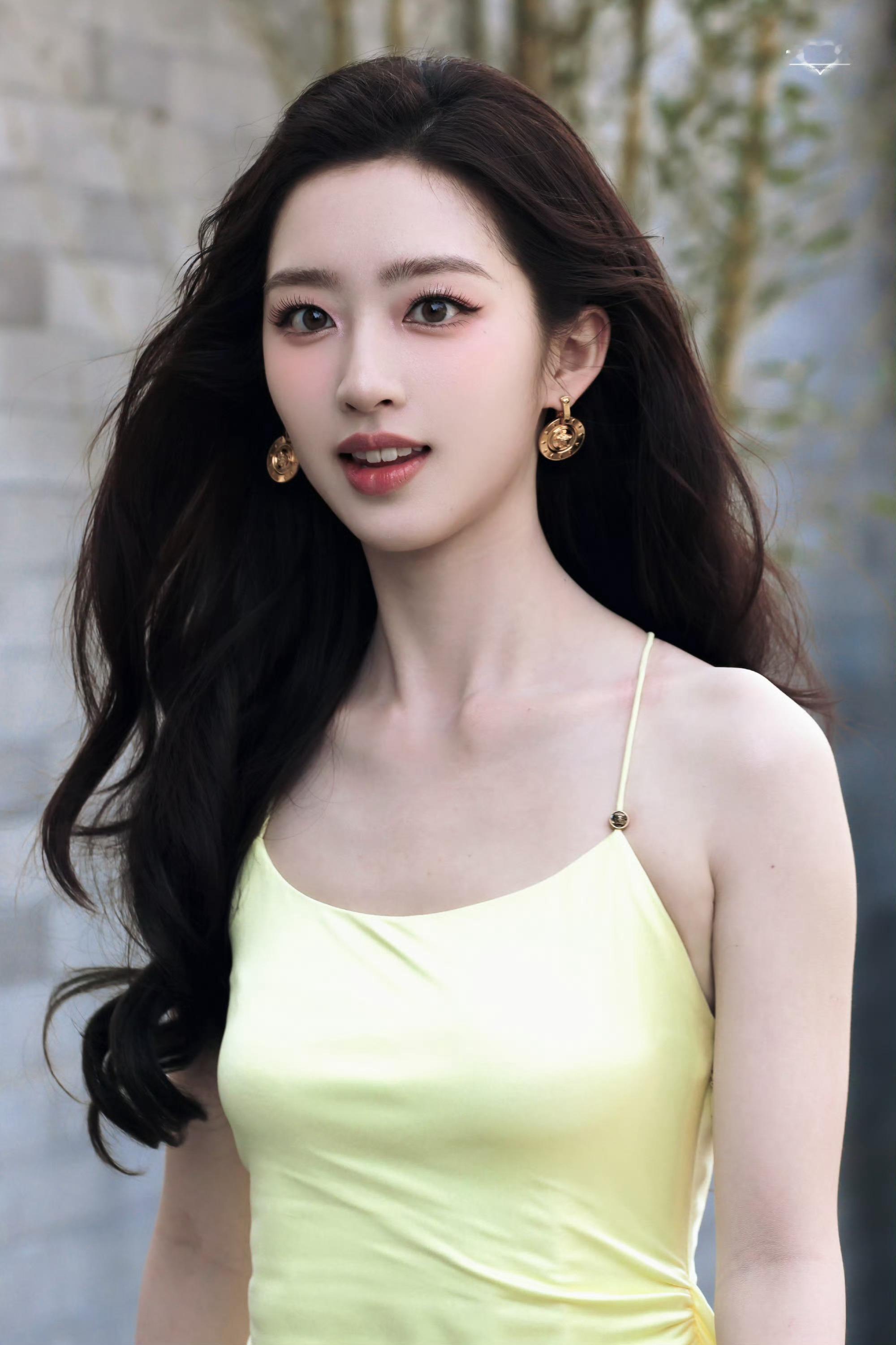 邓恩熙漂亮的发光了所有人感受。今天的邓恩熙就这样清水一样的裙摆散发耀眼的光。。美