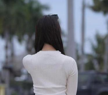 哇，这妹子背影好美，白色紧身裤勾勒出完美曲线～