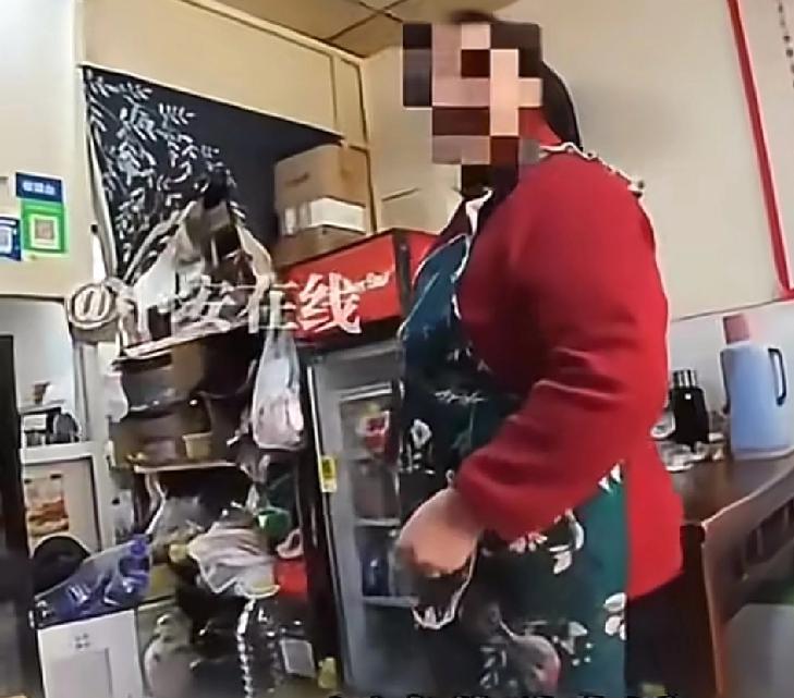 穿着几千块钱的衣服，竟然有脸让对方免费请你吃饭一位女子说是要参加一个自发性的游