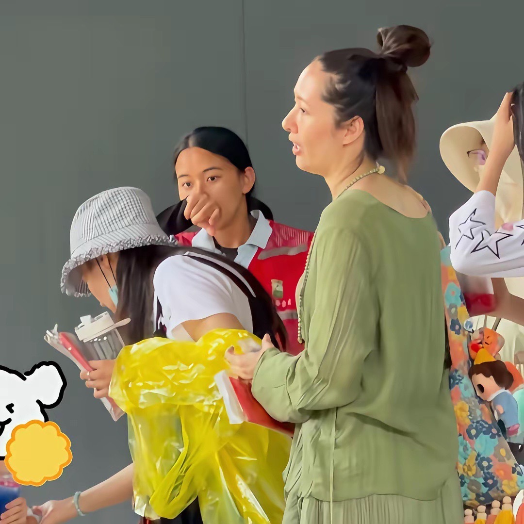 网友在西双版纳偶遇44岁郭碧婷携家人出游，一身绿裙搭配丸子头，穿搭随性朴素，褪去