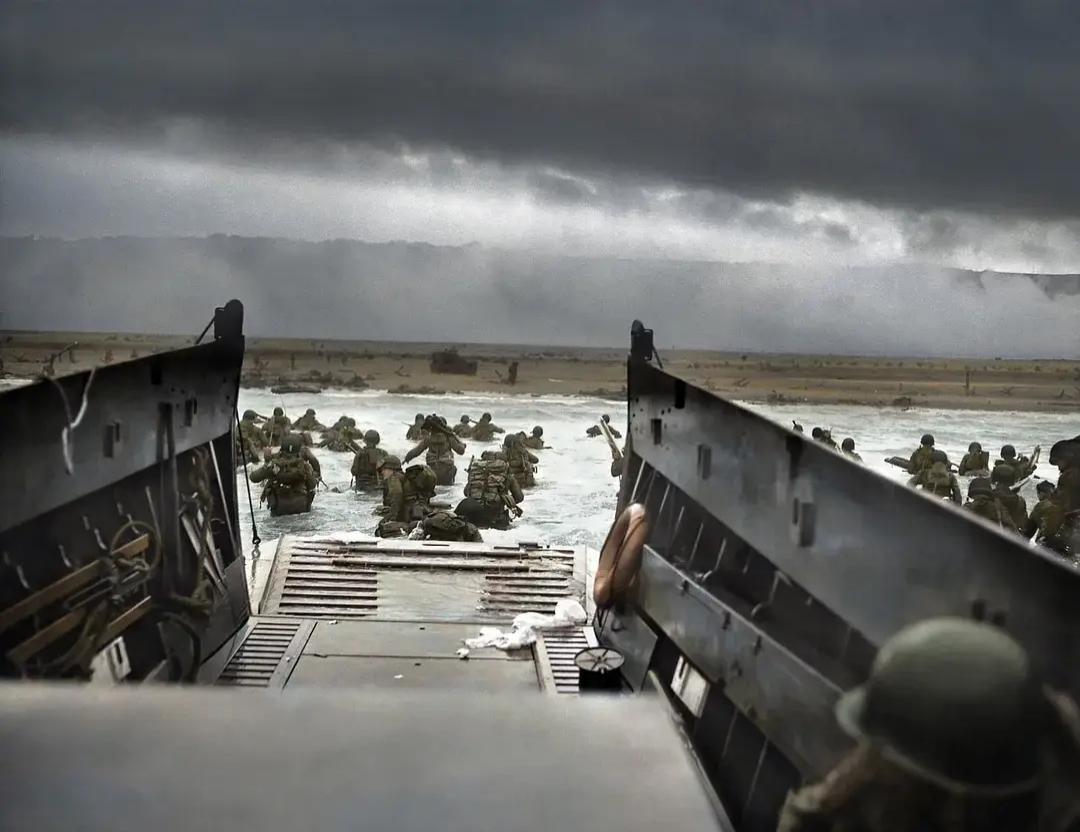 这是一张非常著名的照片，拍摄于诺曼底登陆期间，1944年6月6日，美国两栖部队登