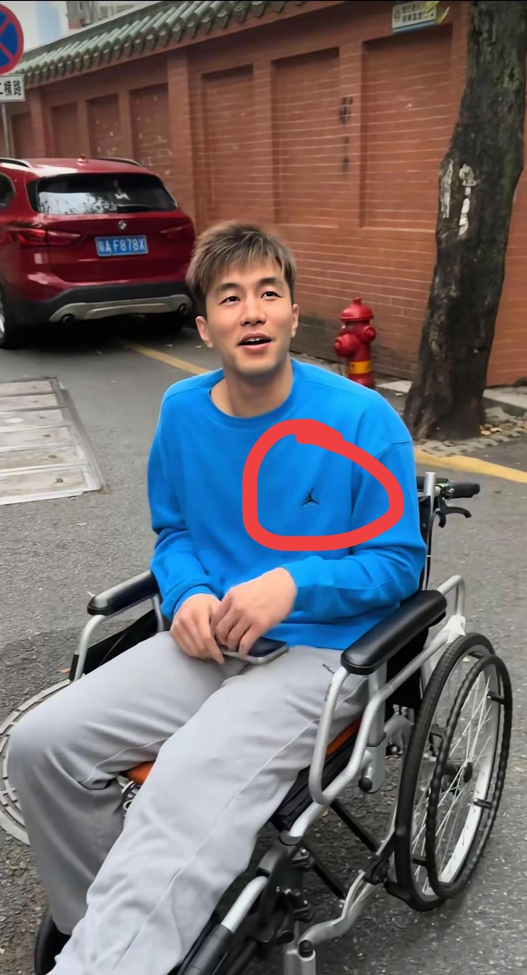 郭艾伦穿的衣服是什么牌子的，衣服颜色挺好看的