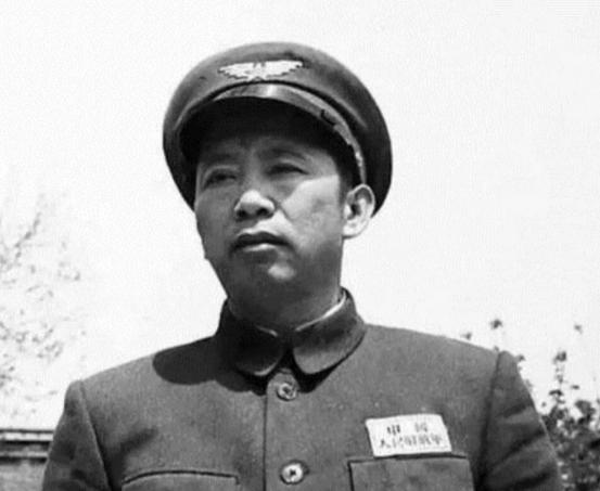 1955年6月，刘亚楼到杭州看望毛主席。毛主席问他到杭州干什么？刘亚楼说准备空军