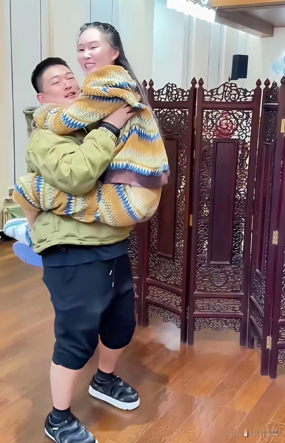 赵本山儿子抱起来的这个人是谁？看了半天，也是不认识，不过这小伙子体格还真不错，平