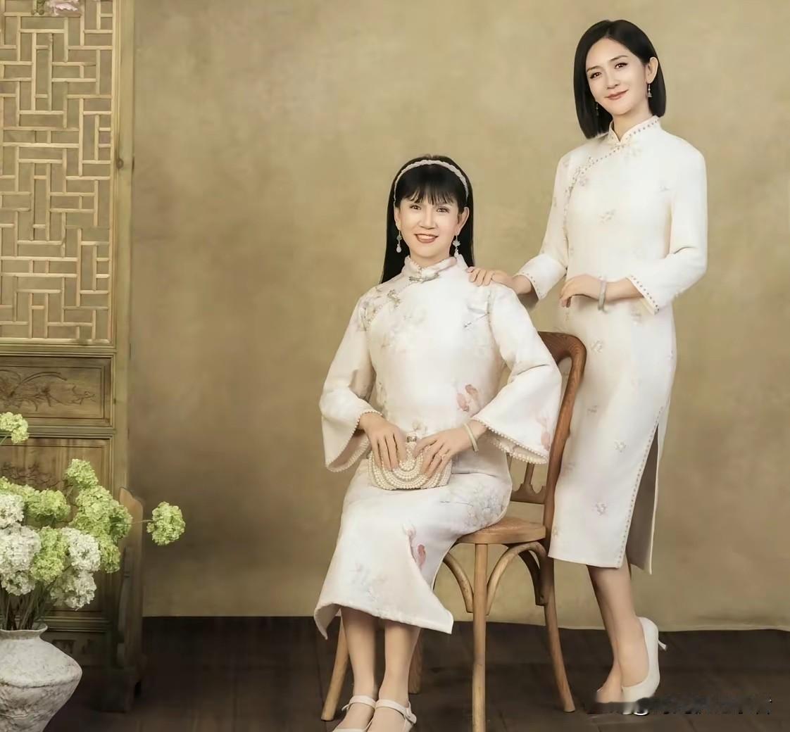 谢娜的好基因来自父母，谢娜的美丽来自妈妈，有人说谢娜妈妈漂亮的好像赵雅芝，温柔大