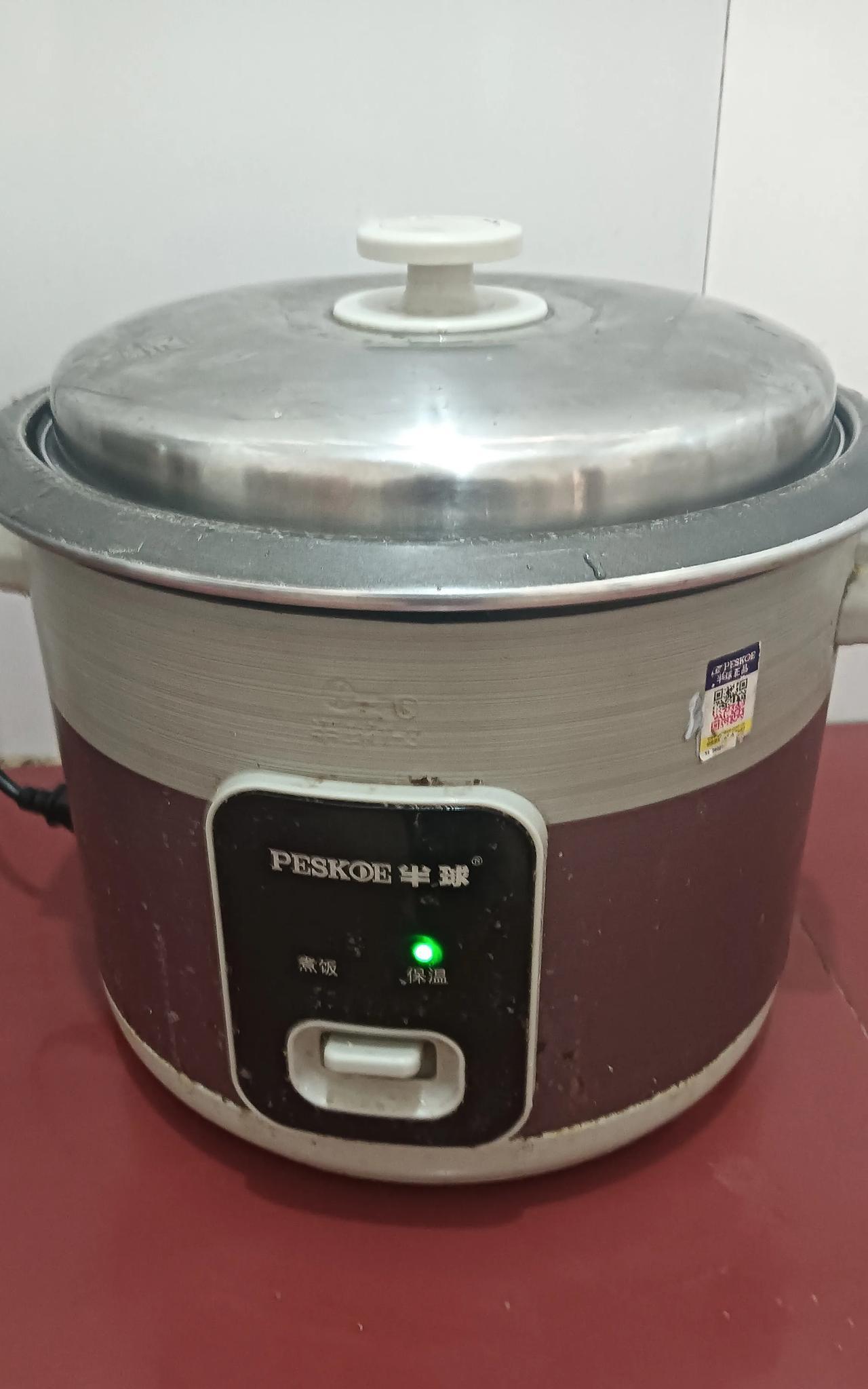 晚上媳妇把菜全部端上桌，她问我:″米饭蒸熟了吗？″我答应着她:″早就熟了，我去