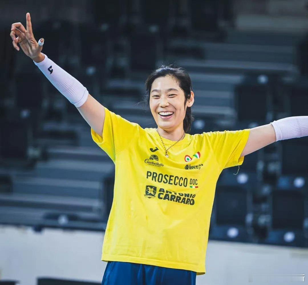 朱婷意大利联赛夺冠本人又悄悄地追完看完了一个赛季恭喜科内夺冠，赛季第二冠，联赛