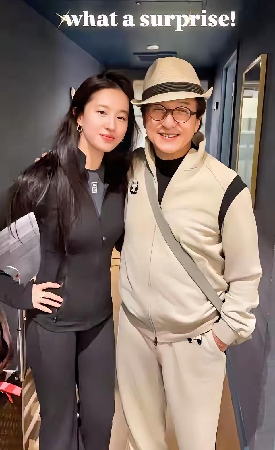 谁看了不说一句神仙缘分！刘亦菲机场赶行程，居然被成龙大哥主动喊住，71岁的他搂着