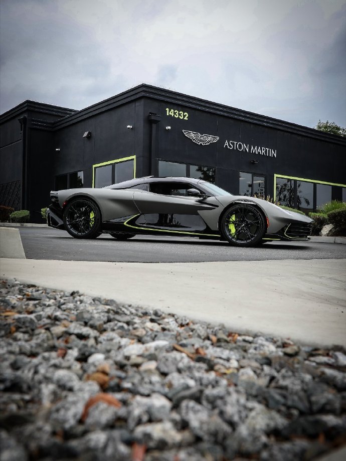 AstonMartinValhalla，即阿斯顿・马丁，一款令人瞩目的汽车。