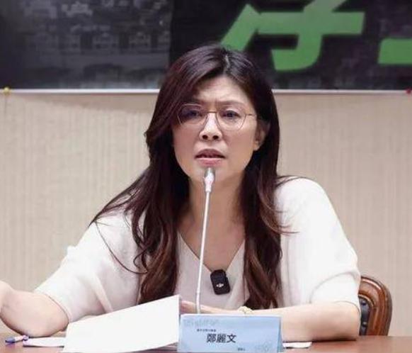 郑丽文今天接棒，马英九在台下看哭了！老马在台下鼓掌，脸上却看不见一点开