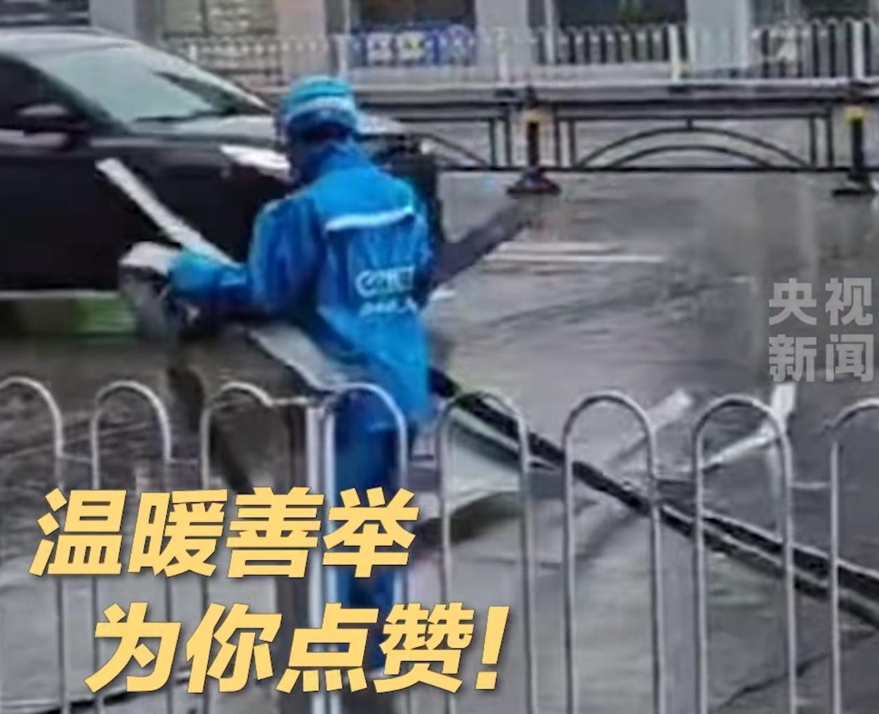 风雨中徒手清障的外卖小哥被找到了！他是一位刚入职一个月的宜昌男子。2025年6