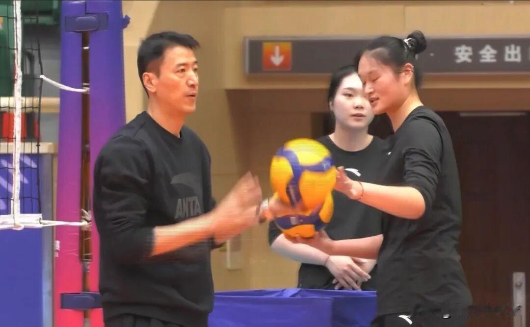 施海荣安排“小颜妮”李涵宇随队抵达天津，她是江苏女排“拦网大杀器”。19岁的李涵