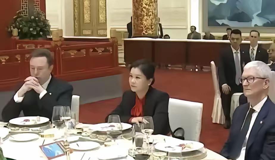 很多人好奇坐在马斯克和库克中间的女人是谁，她叫周群飞，1970年出生，湖南湘乡人