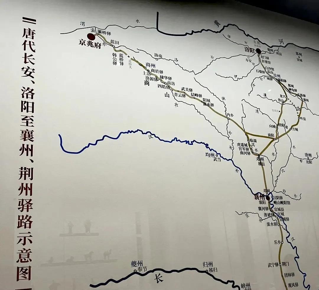 襄阳在唐代是南北水陆交通的要冲，杜甫的诗句“即从巴峡穿巫峡，便下襄阳向洛阳”反映
