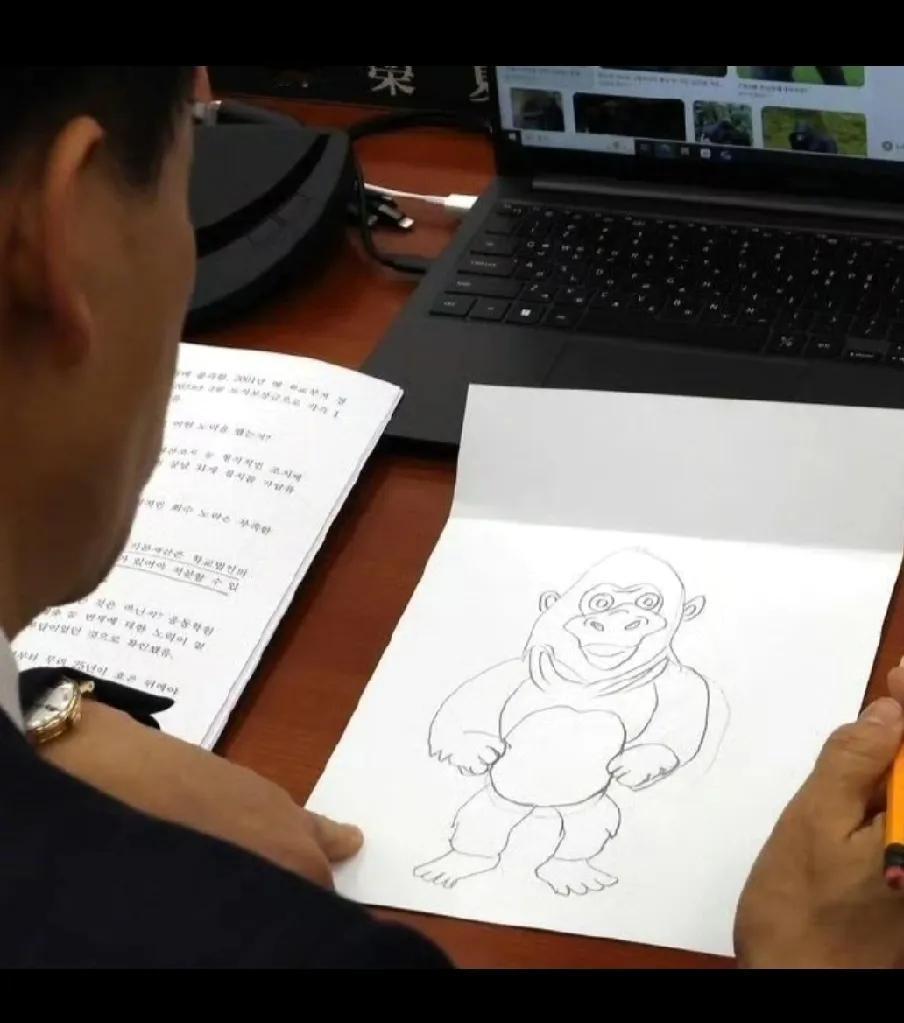 韩国议员柳荣夏在国会开会时画大猩猩，韩国网民对其口诛笔伐，称其不务正业，只拿钱不