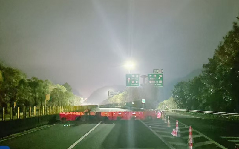 【低温有大雾！京港澳高速韶关梅花站至大桥站路段实施交通管制】1月20日，南都N视