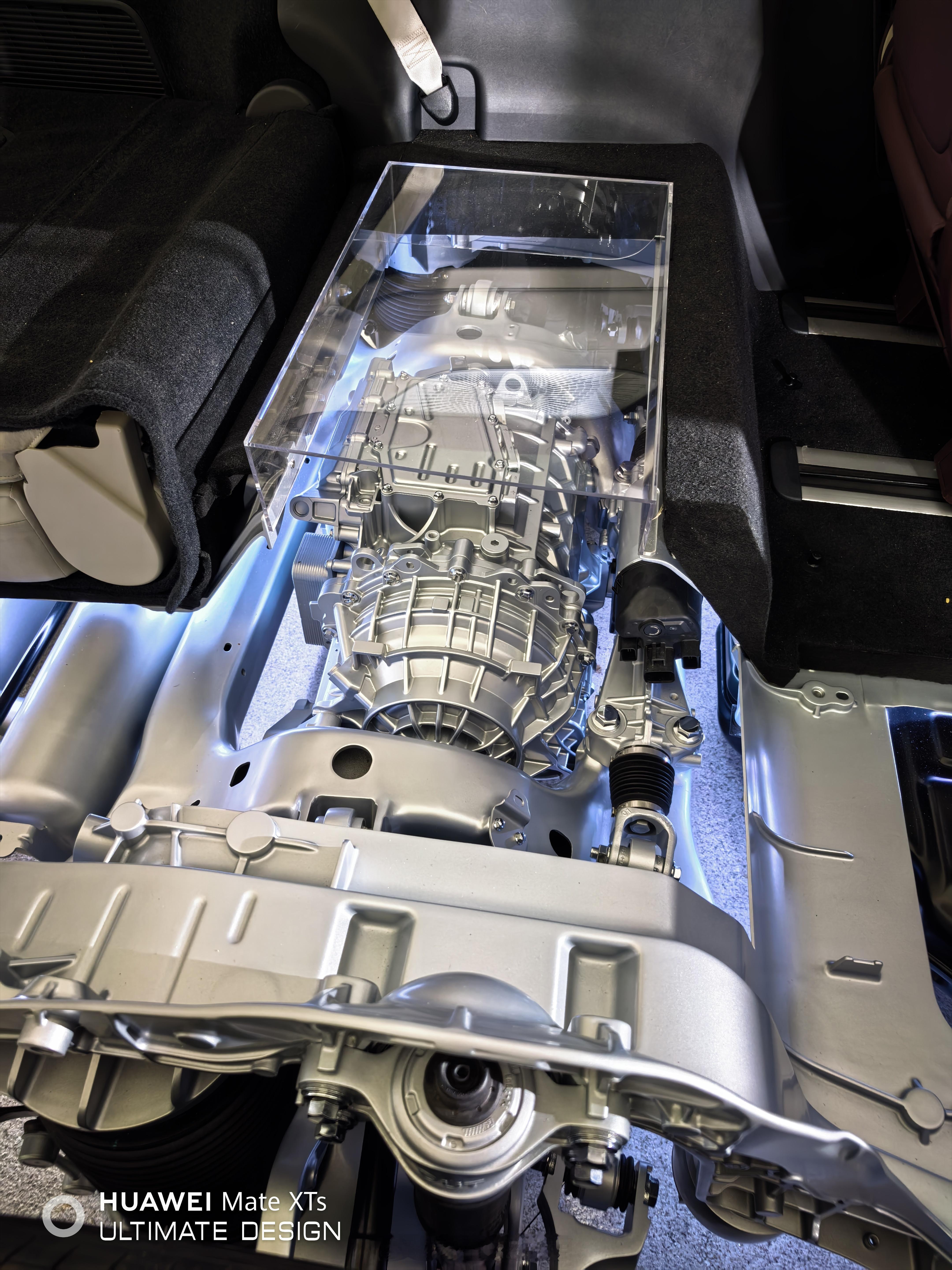 现场放了一辆展示小鹏X9超级增程底盘构造的展车，可以看到依旧保留了后轮转向，然后