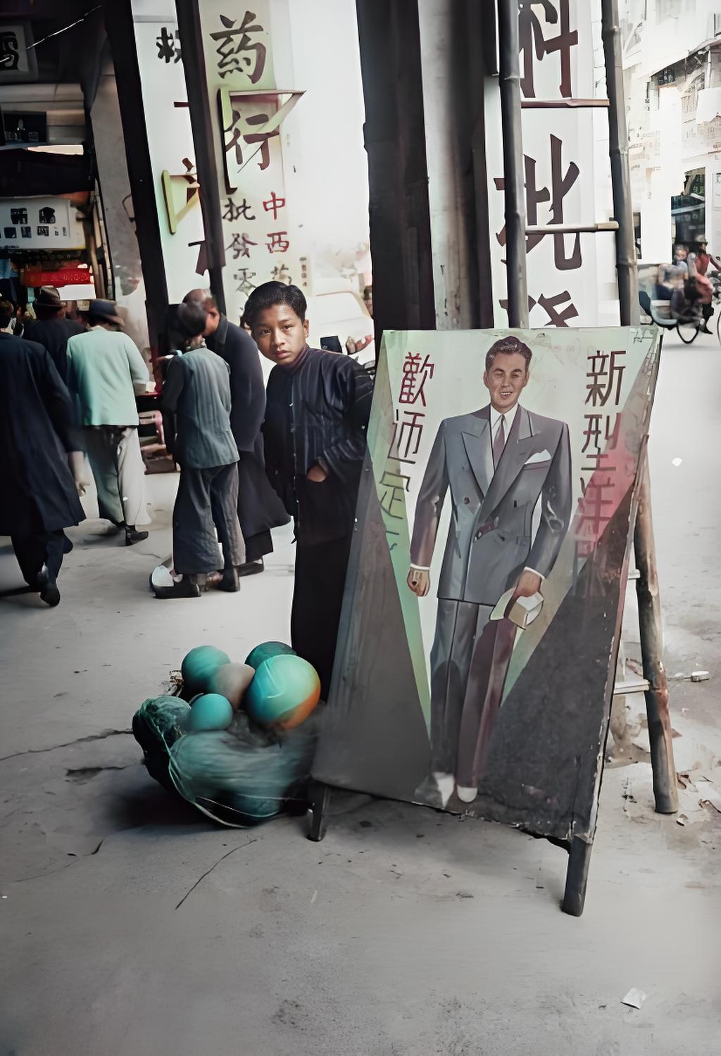 这是民国时期城市街头场景：画面里有西装广告看板，写着“新型洋服歡迎定制”等字，